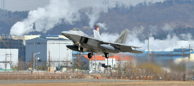 미국의 전략무기 F-22 전투기(랩터)가 한반도를 전개하며 대북 군사적 압박 수위가 한층 높아졌다. F-22 전투기 편대가 17일 경기도 평택 주한미군 오산공군기지에 착륙하고 있다. 스텔스 능력을 보유한 F-22 전투기는 정밀 유도폭탄과 핵무기를 탑재할 수 있어 현존 세계 최강의 전투기라 불린다. <사진공동취재단> 2016.02.17
미국의 전략무기 F-22 전투기(랩터)가 한반도를 전개하며 대북 군사적 압박 수위가 한층 높아졌다. F-22 전투기 편대가 17일 경기도 평택 주한미군 오산공군기지에 착륙하고 있다. 스텔스 능력을 보유한 F-22 전투기는 정밀 유도폭탄과 핵무기를 탑재할 수 있어 현존 세계 최강의 전투기라 불린다. <사진공동취재단> 2016.02.17
미국의 전략무기 F-22 전투기(랩터)가 한반도를 전개하며 대북 군사적 압박 수위가 한층 높아졌다. F-22 전투기 편대가 17일 경기도 평택 주한미군 오산공군기지에 착륙하고 있다. 스텔스 능력을 보유한 F-22 전투기는 정밀 유도폭탄과 핵무기를 탑재할 수 있어 현존 세계 최강의 전투기라 불린다. <사진공동취재단> 2016.02.17