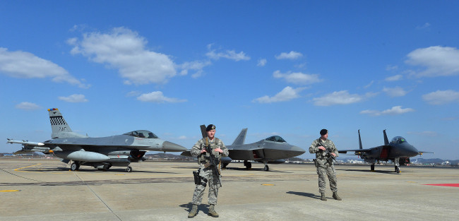 미국의 전략무기 F-22 전투기(랩터)가 한반도를 전개하며 대북 군사적 압박 수위가 한층 높아졌다. 17일 경기도 평택 주한미군 오산공군기지에서 F-22, F-16, F-15K 전투기가 공개되고 있다. 스텔스 능력을 보유한 F-22 전투기는 정밀 유도폭탄과 핵무기를 탑재할 수 있어 현존 세계 최강의 전투기라 불린다.  <사진공동취재단> 2016.02.17
미국의 전략무기 F-22 전투기(랩터)가 한반도를 전개하며 대북 군사적 압박 수위가 한층 높아졌다. 17일 경기도 평택 주한미군 오산공군기지에서 F-22, F-16, F-15K 전투기가 공개되고 있다. 스텔스 능력을 보유한 F-22 전투기는 정밀 유도폭탄과 핵무기를 탑재할 수 있어 현존 세계 최강의 전투기라 불린다.  <사진공동취재단> 2016.02.17