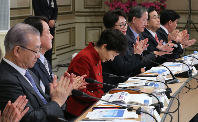 President Park Geun-hye responds to applause after speaking at the trade and investment promotion conference in Seoul on Wednesday. (Yonhap)