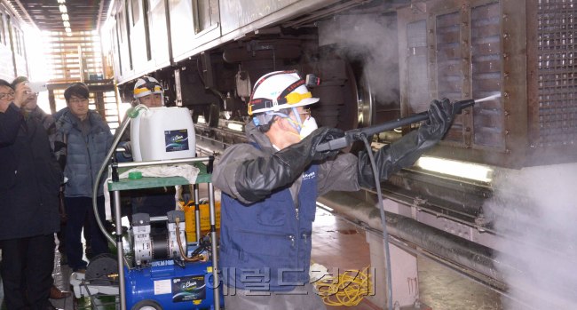17일 도봉차량기지에서 쇠분진을 제거하기 위해 정전기가 발생하지 않는 e-Clean PowerSafe세척제세정 시범을 보이고 있다.
정희조 기자/checho@heraldcorp.com  160217