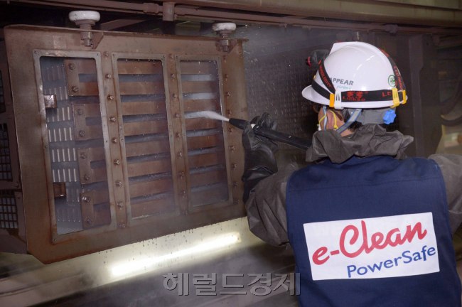 17일 도봉차량기지에서 쇠분진을 제거하기 위해 정전기가 발생하지 않는 e-Clean PowerSafe세척제세정 시범을 보이고 있다.
정희조 기자/checho@heraldcorp.com