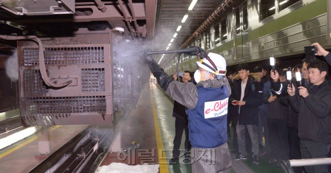 17일 도봉차량기지에서 쇠분진을 제거하기 위해 정전기가 발생하지 않는 e-Clean PowerSafe세척제세정 시범을 보이고 있다.
정희조 기자/checho@heraldcorp.com