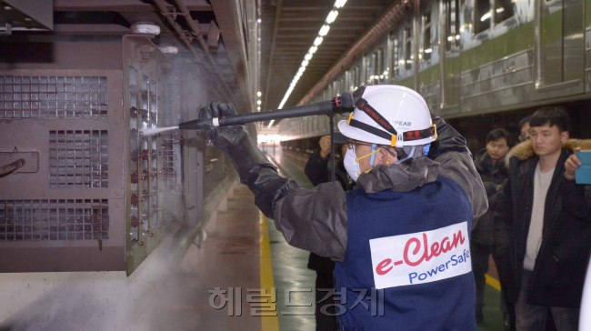 17일 도봉차량기지에서 쇠분진을 제거하기 위해 정전기가 발생하지 않는 e-Clean PowerSafe세척제세정 시범을 보이고 있다.
정희조 기자/checho@heraldcorp.com