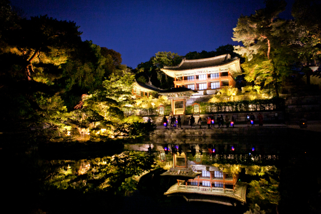 Night view of Gyujanggak and the pond at Changdeokgung Palace(Cultural Heritage Adiministration)
