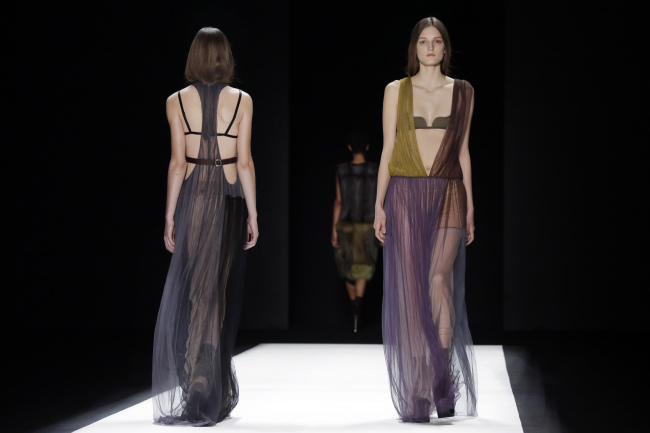 The Vera Wang Fall 2016 collection is modeled during Fashion Week in New York on Tuesday. (AP-Yonhap)