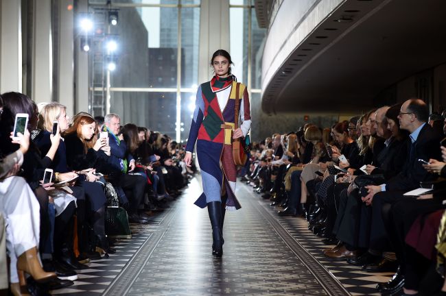 A model presents a creation by Tory Burch during the Fall 2016 New York Fashion Week at the Lincoln Center in New York on Tuesday. (AFP-Yonhap)