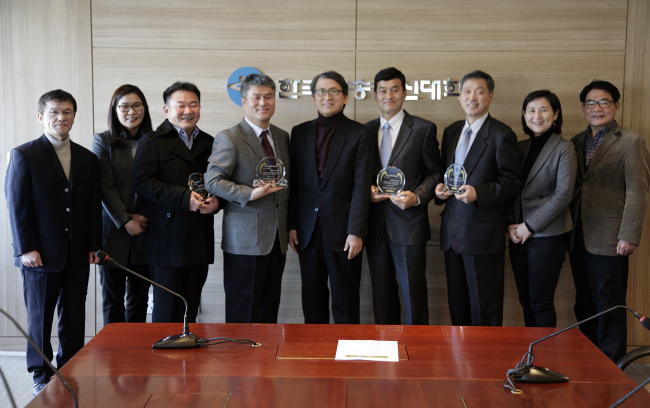 <YONHAP PHOTO-2626> 자원봉사 4천658시간·헌혈 441회…방송대 기네스상 수상자 (서울=연합뉴스) 김은경 기자 = 4천시간이 넘는 열혈 자원봉사, 441번의 헌혈, 20년간 7개 학과 졸업…. 한국방송통신대가 5년 만에 부활시킨 '2015 방송대 기네스상' 행사에서 이색 기록을 가진 재학생들이 수상자로 뽑혔다. 사진은 수상자들과 이동국 총장직무대리. 2016.2.17 << 방송대 제공 >> photo@yna.co.kr/2016-02-17 20:37:46/ <저작권자 ⓒ 1980-2016 ㈜연합뉴스. 무단 전재 재배포 금지.>
<YONHAP PHOTO-2626> 자원봉사 4천658시간·헌혈 441회…방송대 기네스상 수상자 (서울=연합뉴스) 김은경 기자 = 4천시간이 넘는 열혈 자원봉사, 441번의 헌혈, 20년간 7개 학과 졸업…. 한국방송통신대가 5년 만에 부활시킨 '2015 방송대 기네스상' 행사에서 이색 기록을 가진 재학생들이 수상자로 뽑혔다. 사진은 수상자들과 이동국 총장직무대리. 2016.2.17 << 방송대 제공 >> photo@yna.co.kr/2016-02-17 20:37:46/ <저작권자 ⓒ 1980-2016 ㈜연합뉴스. 무단 전재 재배포 금지.>