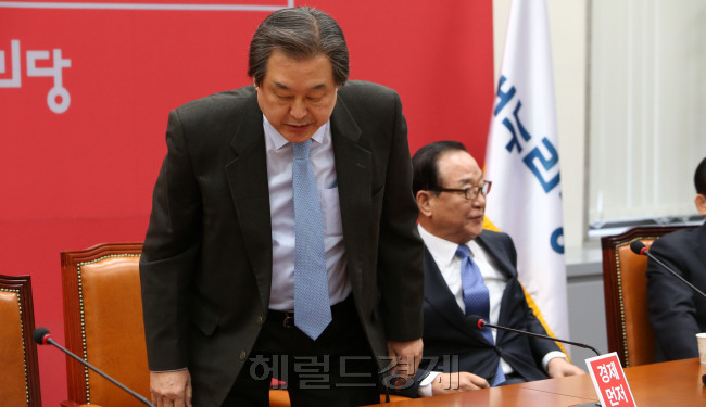 김무성 새누리당 대표가 18일 오전 국회에서 열린 최고위원회의에서 서청원 최고위원과 설전을 벌인 뒤 자리에서 일어나고 있다. 박해묵 기자/mook@heraldcorp.com