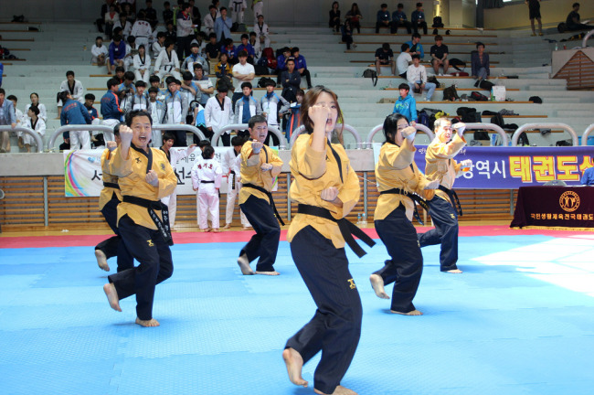 People practice taekwondo in Yongin, Gyeonggi Province in November. (Korea Council of Sport for All)