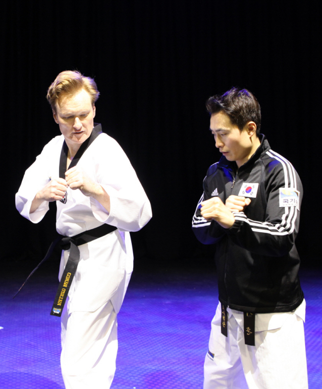 Conan O’Brien learns taekwondo at Kukkiwon, World Taekwondo Headquarters, in Seoul on Wednesday. (Kukkiwon)