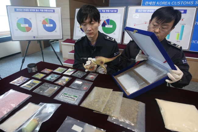 Customs officials display the smuggled drugs confiscated last year at the Seoul Main Customs in Seoul on Thursday. (Yonhap)
