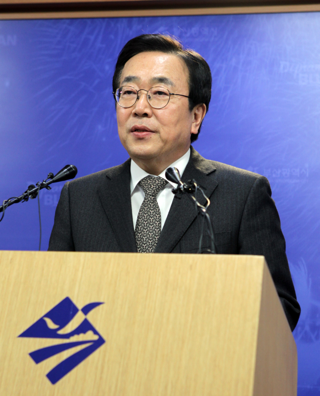 Suh Byung-soo announces his resignation as the chairman of the Busan International Film Festival at a press conference in Busan on Thursday. (Yonhap)