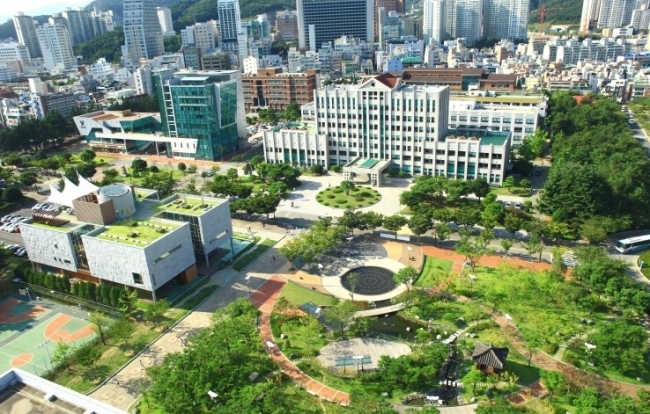 부산시가 유엔식량농업기구(FAO) 세계수산대학 유치 후보도시로 최종 선정됐다.
해양수산부는 세계수산대학의 국내 유치 희망도시 입지 선정을 위한 지자체 공모 결과, 최종적으로 부산시가 선정됐다고 19일 밝혔다. 이번 공모는 지난 1일까지 전국 17개 시ㆍ도를 대상으로 실시해 부산ㆍ제주ㆍ충남이 유치 신청을 했다.
세계수산대학은 FAO가 2018년 9월 개교를 목표로 하는 수산 전문 대학원이다. FAO는 이미 한국과 상호협력의향서를 체결한 상태다. 세계수산대학 설립 시 5307억원의 생산유발 효과와 3388명의 고용유발 효과가 있는 것으로 해수부는 보고 있다.
부산시는 수산교육 및 연구ㆍ개발 인프라, 세계수산대학 운영 비전을 부각시키는 동시에 대학부지, 건물 무상임대 및 추가발전기금 50억원 등을 지원하는 계획을 제시해 높은 점수를 받았다고 해수부는 설명했다.
또 유치 적극성, 재정적행정적 지원 역량, 교육 및 국제협력 역량, 접근성 등 모든 평가 항목에서 심사위원들로부터 높은 평가를 받았다. 해수부는 객관적인 기준과 투명한 절차를 통한 후보지 선정을 위해 ‘한국해양수산개발원(KMI)‘을 공모ㆍ평가기관으로 지정하고 서류 접수, 심사ㆍ평가 업무를 위탁했다. 앞으로 해수부는 부산시와 세계수산대학의 안정적인 설립 및 운영을 위해 지자체 분담금 지원, 부지제공, 행정지원 방안 등이 담긴 협약을 체결할 계획이다.
김영석 해수부 장관은 “세계수산대학 유치는 1965년 FAO로부터 받았던 수산기술 원조를 50여년 만에 국제사회에 돌려주는 것으로 첨단 수산기술 축적 등의 효과가 기대되는 백년 먹거리 사업이라는데 의의가 있다”면서 “세계수산대학이 선ㆍ개도국 간 협력 프로젝트 등 다양한 기능을 폭 넓게 수행할 수 있도록 국내외 관련 대학 및 연구소 등과 협력을 적극 확대해 나갈 계획”이라고 말했다.
한편, 세계수산대학 유치 관련 향후 일정은 FAO 의사결정절차를 거쳐 2017년 7월 FAO 총회에서 세계수산대학 설립 안건을 최종 승인 받는 것을 목표하고 있다.  배문숙 기자/oskymoon@