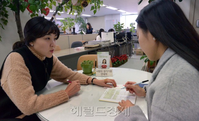 본지 박혜림(오른쪽) 기자가 장기기증에 서약하는 모습.