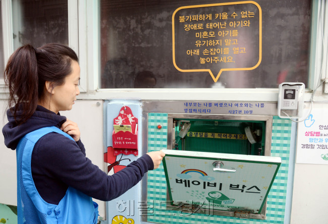입양 활성화와 입양 아동들의 권리 보호를 위해 만들어진 각종 법들이 오히려 활발한 입양을 방해하는 걸림돌로 작용하고 있는 가운데 베이비박스에 버려지는 아이들이 꾸준히 늘고 있다. 사진은 서울 관악구 난공동의 주사랑공동교회 안 있는 베이비박스와 베이비룸 모습이다.
박현구 기자/ phko@heraldcorp.com