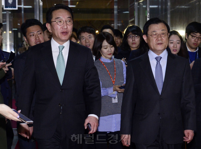 이병기 청와대 비서실장, 현기환 정무수석, 현정택 정책조정수석이 19일 오전 정의화 국회의장에게 테러방지법 처리에 대한 협조 요청을 하기 위해 국회의장실로 이동하고 있다. 청와대 참모진의 법안 처리 관련 국회 방문은 지난해 12월15일 현기환 정무수석의 국회 방문 이후 두달 여만이다. 박해묵 기자/mook@heraldcorp.com