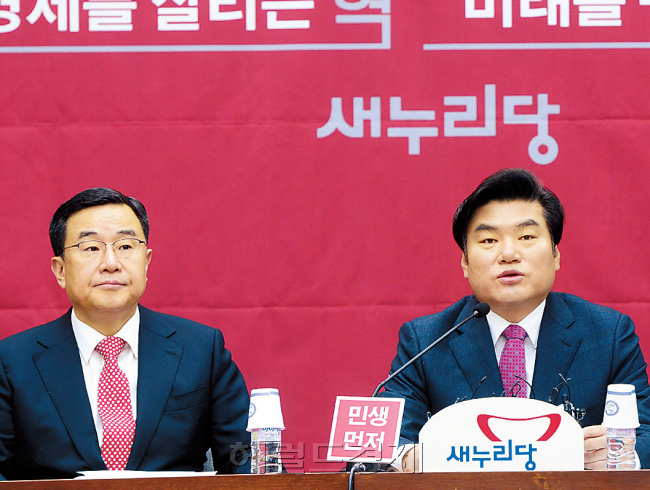 새누리당(왼쪽)과 더불어민주당이 19일 오전 서울 여의도 국회에서 각각 원내대책회의와 비대위ㆍ선대위 연석회의를 열고 있다. 새누리당은 공천싸움으로 연일 내홍이 심한 상황인 반면 더불어민주당은 김종인 대표에 권력이 집중되면서 일사불란한 모습이다. 박해묵 기자/mook@heraldcorp.com