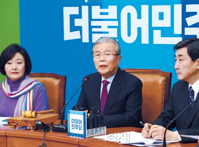 새누리당(왼쪽)과 더불어민주당이 19일 오전 서울 여의도 국회에서 각각 원내대책회의와 비대위ㆍ선대위 연석회의를 열고 있다. 새누리당은 공천싸움으로 연일 내홍이 심한 상황인 반면 더불어민주당은 김종인 대표에 권력이 집중되면서 일사불란한 모습이다. 박해묵 기자/mook@heraldcorp.com