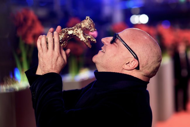 Italian director Gianfranco Rosi, who won the Golden Bear for Best Film for “Fuocoammare” (Fire at Sea), poses at the closing and awards ceremony of the 66th annual Berlin International Film Festival, in Berlin, Germany, Saturday. (EPA-Yonhap)
