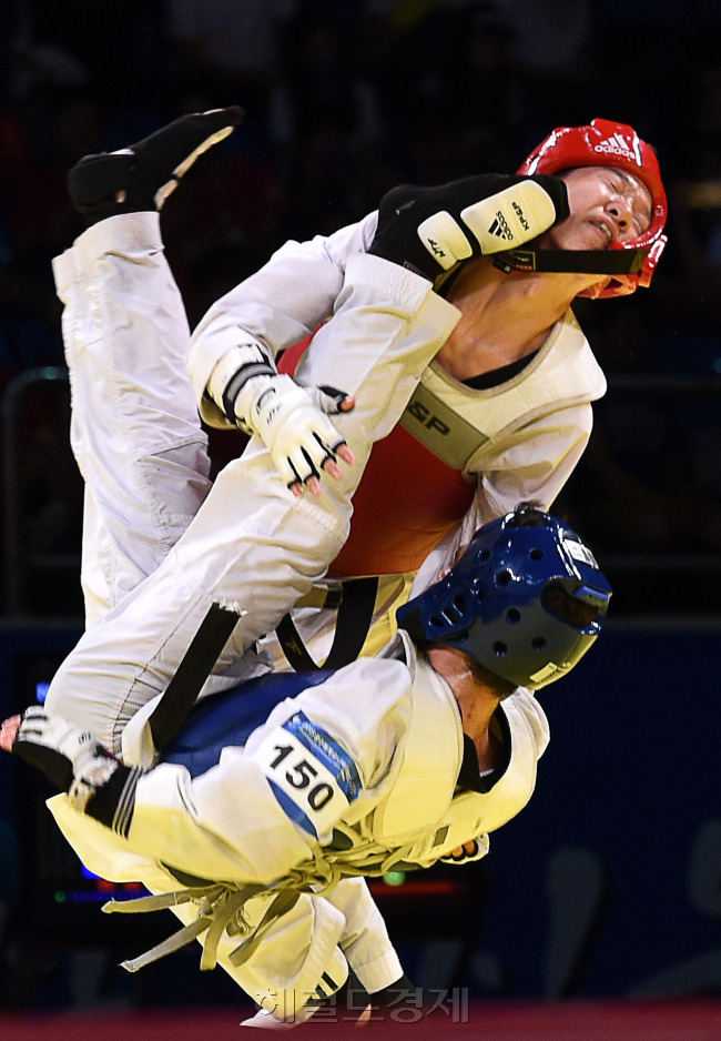 sports action 부문 <오버헤드킥은 태권도 기술!> 강원일보 박승선 기자