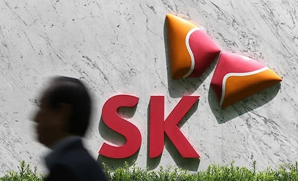 A man walks past the SK Group headquarters in central Seoul. (Yonhap)