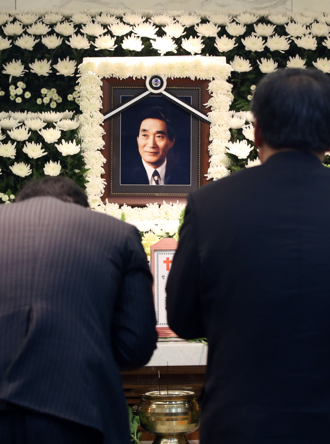 Mourners pay respect to late Lee Ki-taek at a funeral service in Seoul St. Mary’s Hospital in Seoul on Sunday. Yonhap
　