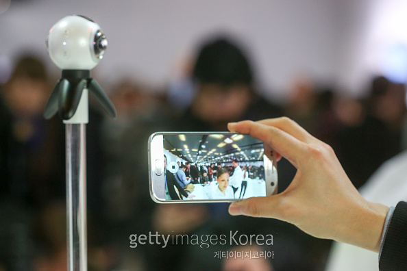 삼성전자가 스페인 바르셀로나 컨벤션 센터(CCIB)에서 ‘삼성 갤럭시 언팩 2016’을 개최하고, 전략 스마트폰 ‘갤럭시S7’ㆍ‘갤럭시 S7 엣지’와 360도 촬영이 가능한 카메라 ‘기어 360’을 21일(현지시간)공개했다. 한 참가자가 갤럭시S7을 시연하고 있다.
[사진=공동취재단]