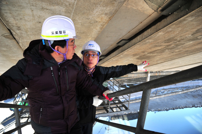 <YONHAP PHOTO-2315> 내부순환로 사근∼길음 램프 7.5㎞ 22일 0시부터 통제 (서울=연합뉴스) 박원순 서울시장이 21일 시설물 파손이 발견된 내부순환로를 살펴보고 있다. 서울시는 이날 긴급 브리핑을 열어 이달 17일 정릉천 고가교 해빙기 점검 중 성수 방향 월곡램프와 마장램프 중간에서 상부구조물을 받치는 대형케이블 20곳 중 1곳이 절단된 게 발견돼 이같이 조치한다고 밝혔다. 2016.2.21 << 서울시제공 >> xyz@yna.co.kr/2016-02-21 17:58:41/ <저작권자 ⓒ 1980-2016 ㈜연합뉴스. 무단 전재 재배포 금지.>
<YONHAP PHOTO-2315> 내부순환로 사근∼길음 램프 7.5㎞ 22일 0시부터 통제 (서울=연합뉴스) 박원순 서울시장이 21일 시설물 파손이 발견된 내부순환로를 살펴보고 있다. 서울시는 이날 긴급 브리핑을 열어 이달 17일 정릉천 고가교 해빙기 점검 중 성수 방향 월곡램프와 마장램프 중간에서 상부구조물을 받치는 대형케이블 20곳 중 1곳이 절단된 게 발견돼 이같이 조치한다고 밝혔다. 2016.2.21 << 서울시제공 >> xyz@yna.co.kr/2016-02-21 17:58:41/ <저작권자 ⓒ 1980-2016 ㈜연합뉴스. 무단 전재 재배포 금지.>