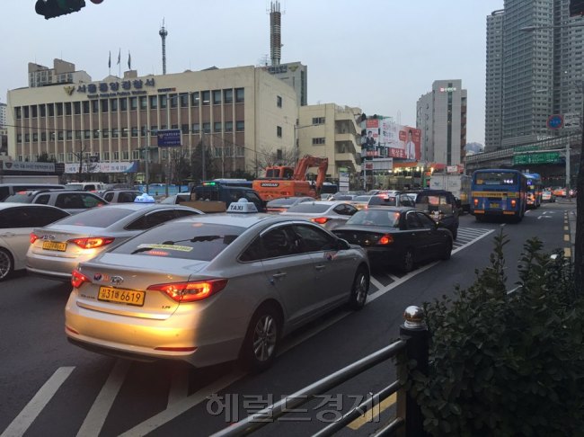 시설물 긴급 보수로 내부순환도로가 길음 램프부터 사근 램프까지 7.5㎞ 가량 폐쇄 되면서 동부간선도로는 이곳을 우회하는 차량으로 인근 도로가 극심한 출근길 정체를 겪었다.
22일 0시를 기해 내부순환도로의 교통이 통제 되면서 우회로로 이용되는 종암로 및 대광고등학교 삼거리 일대는 시내로 들어가려는 차량으로 주차장을 방불케 했다. 길음 램프가 위치한 종암사거리는 바져나가려는 차들이 울리는 경적 소리로 소란스러웠다. 원호연 기자/why37@heraldcorp.com