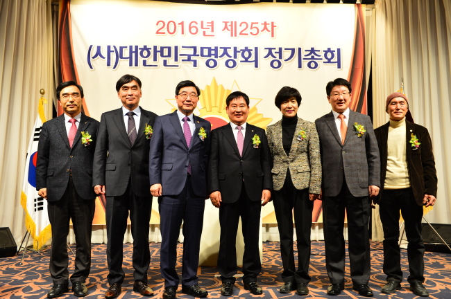 <YONHAP PHOTO-2076> 이기권 장관, 대한민국명장에 표창 (서울=연합뉴스) 고용노동부 이기권 장관은 지난 20일 서울 강남구 리베라호텔에서 열린 (사)대한민국명장회 제25차 정기총회에 참석해 고용노동부 장관 명의의 표창장을 수여했다. 왼쪽부터 국제기능올림픽선수협회 김종현 회장, 한국산업인력공단 박영범 이사장, 이기권 장관, 대한민국명장회 최창묵 회장, 국회 환경노동위원회 김영주 위원장, 권성동 간사, 대한민국기능전승자회 이가락 회장. 2016.2.21 << 한국산업인력공단 제공 >> xyz@yna.co.kr/2016-02-21 16:07:51/ <저작권자 ⓒ 1980-2016 ㈜연합뉴스. 무단 전재 재배포 금지.>
<YONHAP PHOTO-2076> 이기권 장관, 대한민국명장에 표창 (서울=연합뉴스) 고용노동부 이기권 장관은 지난 20일 서울 강남구 리베라호텔에서 열린 (사)대한민국명장회 제25차 정기총회에 참석해 고용노동부 장관 명의의 표창장을 수여했다. 왼쪽부터 국제기능올림픽선수협회 김종현 회장, 한국산업인력공단 박영범 이사장, 이기권 장관, 대한민국명장회 최창묵 회장, 국회 환경노동위원회 김영주 위원장, 권성동 간사, 대한민국기능전승자회 이가락 회장. 2016.2.21 << 한국산업인력공단 제공 >> xyz@yna.co.kr/2016-02-21 16:07:51/ <저작권자 ⓒ 1980-2016 ㈜연합뉴스. 무단 전재 재배포 금지.>