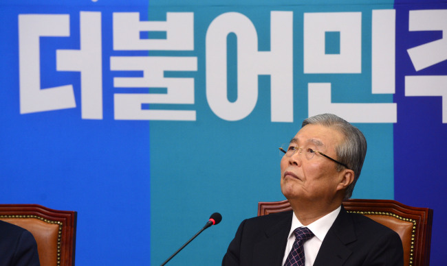 김종인 더불어민주당 비대위 대표가 22일 오전 서울 여의도 국회에서 열린 비상대책위원회의에서 굳은 표정으로 참석의원들의 발언을 경청하고 있다. 박해묵 기자/mook@heraldcorp.com
김종인 더불어민주당 비대위 대표가 22일 오전 서울 여의도 국회에서 열린 비상대책위원회의에서 굳은 표정으로 참석의원들의 발언을 경청하고 있다. 박해묵 기자/mook@heraldcorp.com