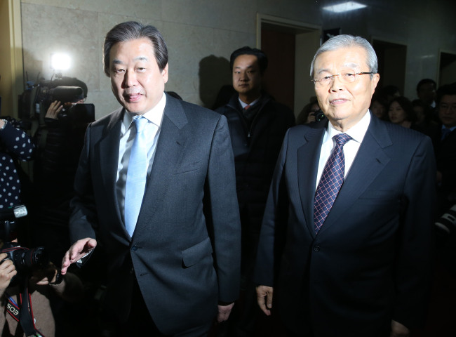 김무성 새누리당 대표와 김종인 더불어민주당 비상대책위원회 대표가 22일 오전 서울 여의도 국회 더불어민주당 대표실에서 긴급회동을 가진 뒤 이동하고 있다. 박해묵 기자/mook@heraldcorp.com
김무성 새누리당 대표와 김종인 더불어민주당 비상대책위원회 대표가 22일 오전 서울 여의도 국회 더불어민주당 대표실에서 긴급회동을 가진 뒤 이동하고 있다. 박해묵 기자/mook@heraldcorp.com