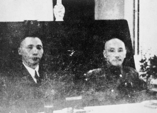 Kim Gu(left) and Chiang Kai-shek (Independence Hall of Korea)