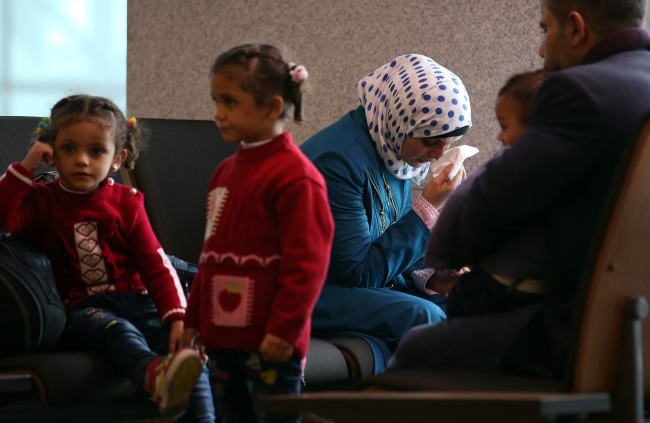 A Syrian family seeking refuge in South Korea waits for authorities to begin the process at Incheon International Airport on Nov. 18, 2015. According to the National Intelligence Service, of the 200 Syrian asylum seekers who arrived in Korea, 135 have been recognized with “humanitarian status,” while 65 are still waiting inside the airport as of the end of last year. (Yonhap)