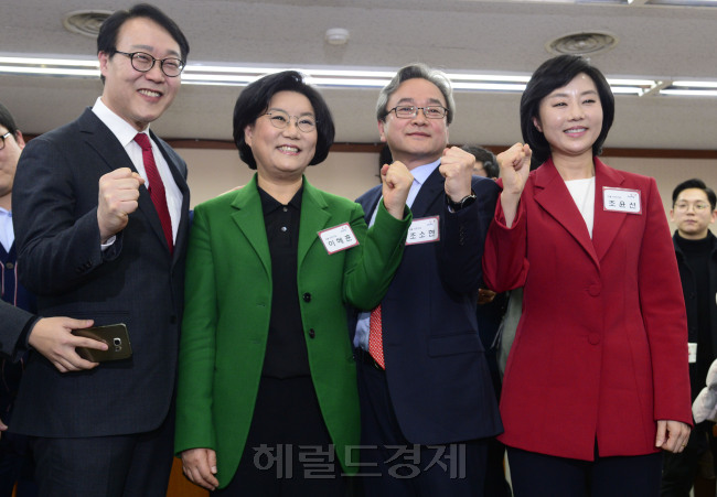 새누리당 20대 총선 공천신청자 면접 이 22일 서울 여의도 새누리당 당사에서 3일째 이어지고 있는 가운데 이혜훈 서초구갑 예비후보와 조윤선 서초구갑 예비후보가 화이팅을 외치고 있다. 박해묵 기자/mook@heraldcorp.com