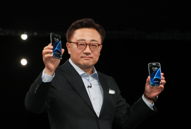 Koh Dong-jin, president of Samsung Electronics’ mobile communications business, introduces the Galaxy S7 and Galaxy S7 Edge at the firm’s launch event in Barcelona on Sunday. (Samsung Electronics)