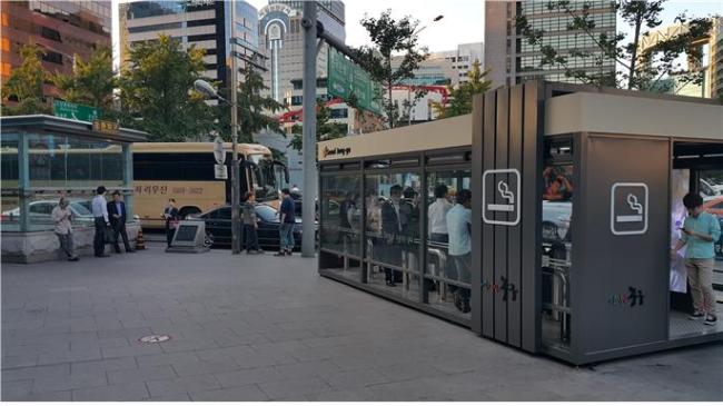 지하철 을지로역 입구에 설치된 흡연부스에서 담배를 피고 있는 흡연자들. [헤럴드경제 DB]