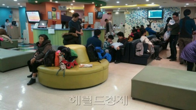 3월 개학과 입학을 앞두고 독감 확산에 학부모들의 애간장이 타고 있다. 보건소는 물론 일반 병원에도 백신 수급이 원활하지 않아 독감 확산 속도가 빨라졌다. 22일 서울 중구 제일병원 소아과에서 진료 차례를 기다리는 소아 환자들과 학부모들.  원호연 기자/why37@heraldcorp.com