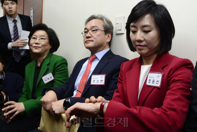 사진은 지난 22일 서울 여의도 새누리당 당사에서 열린 ‘20대 총선 공천 신청자 면접장’의 풍경(왼쪽부터 이혜훈 전 의원, 조소현 변호사, 조윤선 전 여성부 장관)으로 기사 내용과 직접적인 관련은 없음. 박해묵 기자/mook@heraldcorp.com