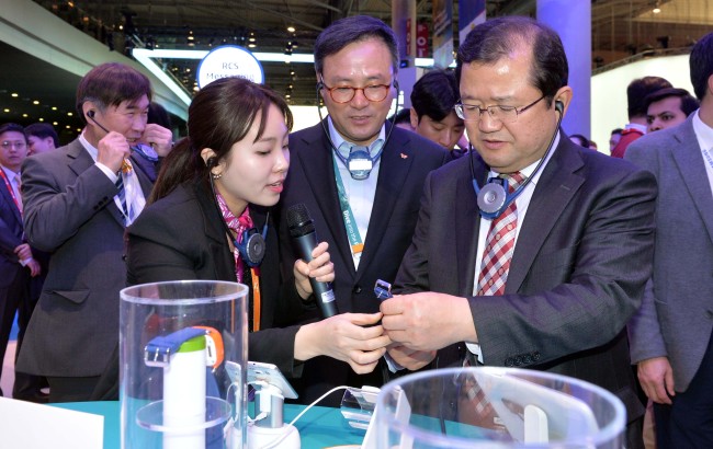 스페인 바르셀로나 MWC 2016 행사에서 ‘5G 행보’를 펼치고 있는 장동현 SK텔레콤 사장(가운데)이 최재유 미래창조과학부 제2차관(오른쪽)과 함께 22일(현지시간) SK텔레콤 부스를 방문해 안내 차 둘러보고 있다.  [사진=공동취재단]