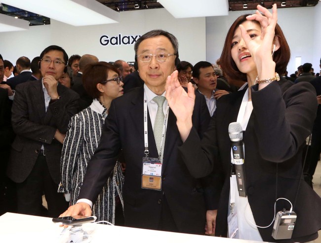 스페인 바르셀로나 MWC 2016 행사에서 ‘5G 행보’를 펼치고 있는 황창규 KT 회장이 22일(현지시간) 피나 그란비아 전시장 내 삼성전자 부스를 방문해 관계자로부터 제품 설명을 듣고 있다.  [사진=공동취재단]
