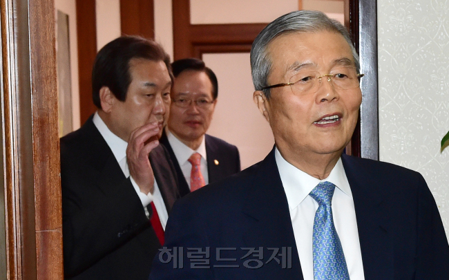 김무성 새누리당 대표와 김종인 더불어민주당 비상대책위원회 대표가 23일 오전 서울 여의도 국회 의장실에서 정의화 국회의장과 회담을 마친 뒤 의장실을 나서고 있다. 박해묵 기자/mook@heraldcorp.com