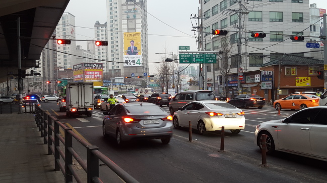 내부순환도로 교통 통제 시작 지점인 길음램프가 위치한 종암사거리의 23일 오전 모습. 전날보다 차량 흐름이 확연히 나아진 모습을 보이고 있다.
내부순환도로 교통 통제 시작 지점인 길음램프가 위치한 종암사거리의 23일 오전 모습. 전날보다 차량 흐름이 확연히 나아진 모습을 보이고 있다.