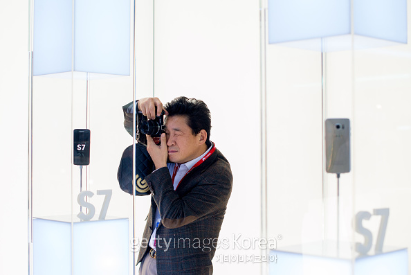 [사진=게티이미지]: 삼성전자와 LG전자의 플래그십 스마트폰이 공개된 가운데, MWC2016 현장에서 중국 화웨이의 표찰을 단 관계자들이 제품을 둘러보고 있다.