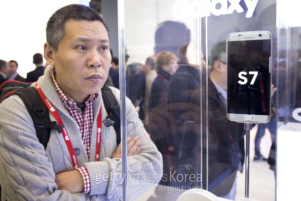 [사진=게티이미지]: 삼성전자와 LG전자의 플래그십 스마트폰이 공개된 가운데, MWC2016 현장에서 중국 화웨이의 표찰을 단 관계자들이 제품을 둘러보고 있다.