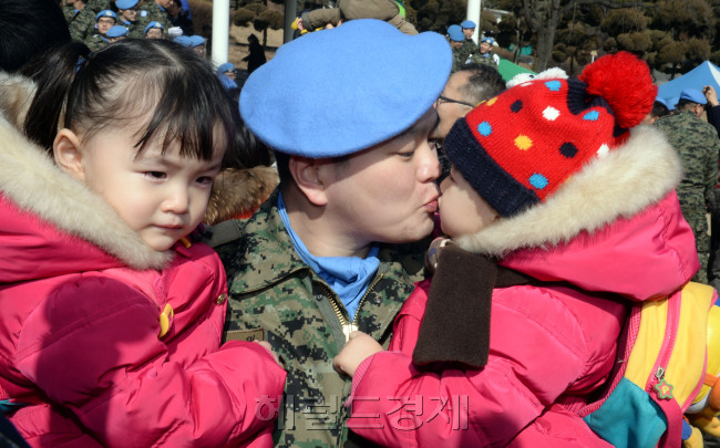 육군이 23일 오후 서울 송파구 특수전사령부에서 올해 첫 파병부대인 한빛부대 6진 환송식을 열고 있다.  한빛부대는 지난 2013년 3월 UN의 요청으로 아프리카 남수단에 파병되어 오랜 내전으로 휴유증을 앓고 있는 남수단의 재건지원 임무를 수행하고 있다.남수단에 파병되는 아빠 장병이 아이들과 뽀뽀를 하고 있다./안훈 기자 rosedale@heraldcorp.com 2016.02.23
육군이 23일 오후 서울 송파구 특수전사령부에서 올해 첫 파병부대인 한빛부대 6진 환송식을 열고 있다.  한빛부대는 지난 2013년 3월 UN의 요청으로 아프리카 남수단에 파병되어 오랜 내전으로 휴유증을 앓고 있는 남수단의 재건지원 임무를 수행하고 있다.남수단에 파병되는 아빠 장병이 아이들과 뽀뽀를 하고 있다./안훈 기자 rosedale@heraldcorp.com 2016.02.23