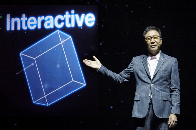 S.M. Entertainment founder Lee Soo-man gives a presentation to reporters at the SMTOWN Coex Artium in Seoul on Jan. 27. (S.M. Entertainment)
