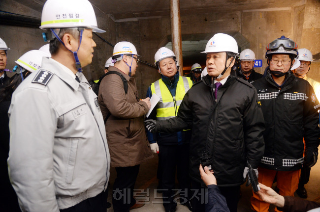 박인용 국민안전처 장관은 23일 전면 교통통제를 실시한 정릉천고가를 방문해 현장 진행상황을 점검했다. 사진=박현구기자@heraldcorp.com