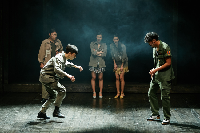 A scene from the musical “Ro Gi-su,” which is being staged at the DCF Daemyung Culture Factory in Daehangno, Seoul  (Story P)