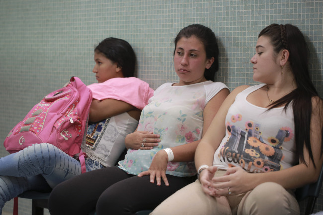 Daniela Rodriguez, 19, six-weeks pregnant, sits between two other women who are expecting, as they wait for test results after being diagnosed with the Zika virus at the Erasmo Meoz Hospital in Cucuta, Colombia. AP-Yonhap